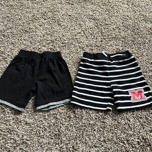 Bundle of 2 jogging shorts size 3T